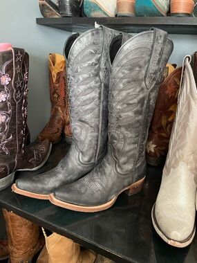 BRAND NEW 7.5B Lane 15” Squash Blossom
Western Boots in black
